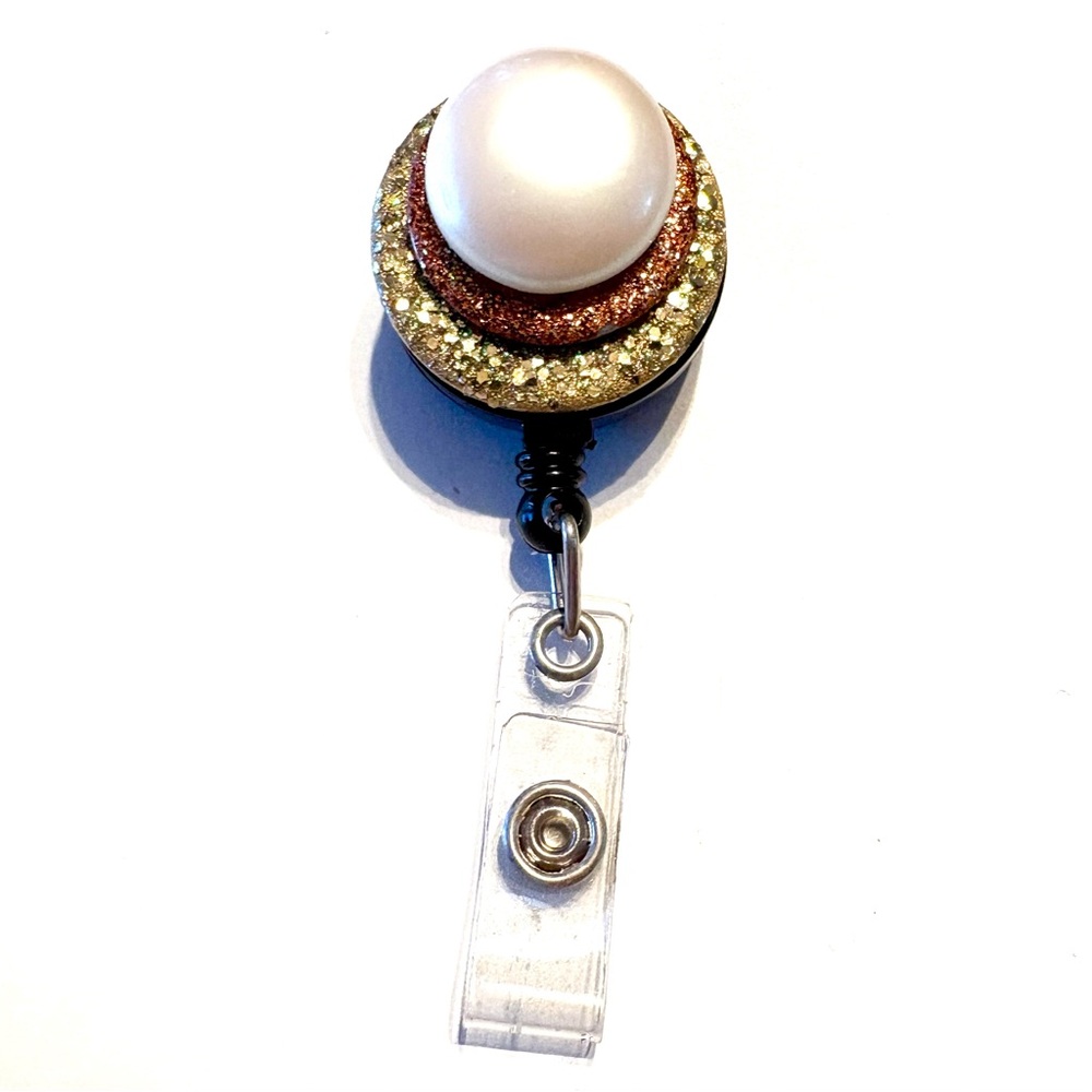 Retractable badge holder
